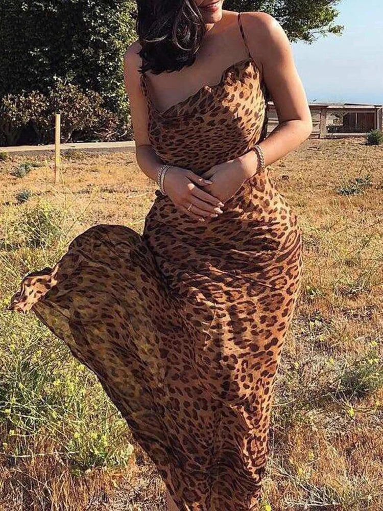 Figurbetontes langes Kleid mit Leopardenmuster und V-Ausschnitt